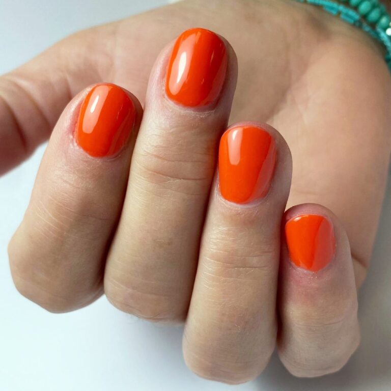 Nagels in oranje, uit de salon van Nelleke van Buuren in Hilversum