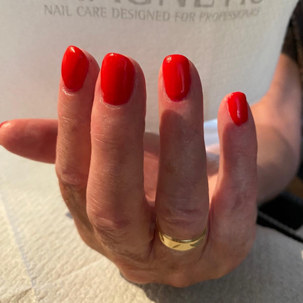 Nagels in helder rood, gezet in nagelsalon Choose Your Nails in Hilversum