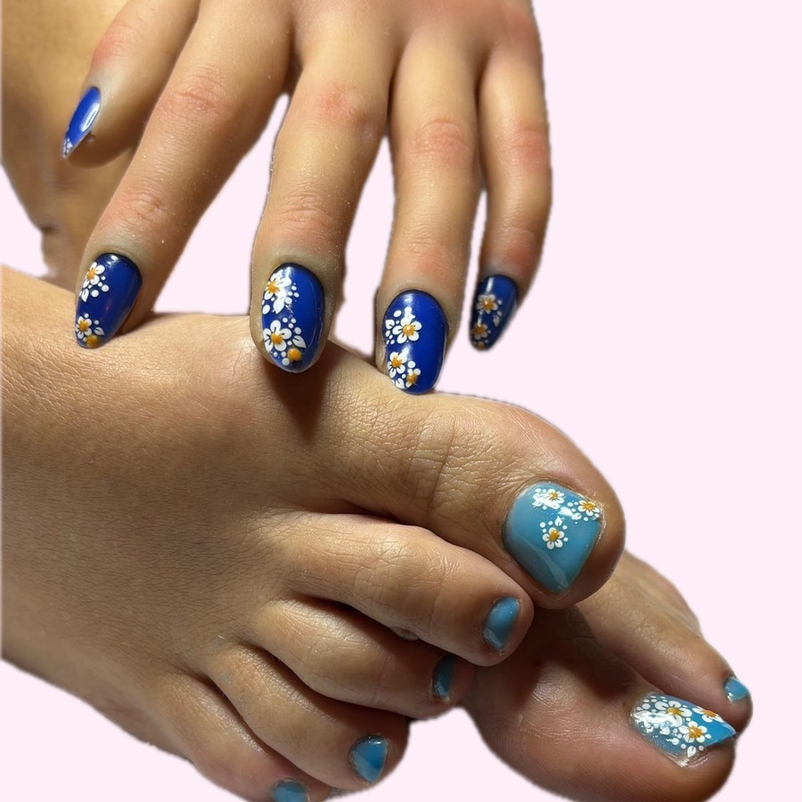 Donkerblauwe nagels met bloemetjes, nagelstudio Choose Your Nails in Hilversum