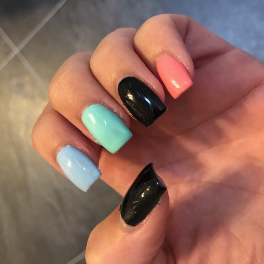 Nagels in koraal, mint en zwart uit nagelstudio Choose Your Nails in Hilversum