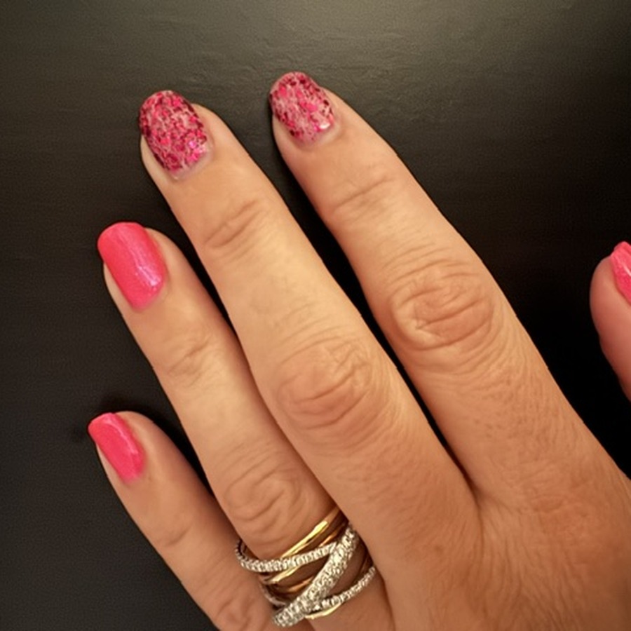 Roze nagels met glitter uit nagelstudio Choose Your Nails in Hilversum