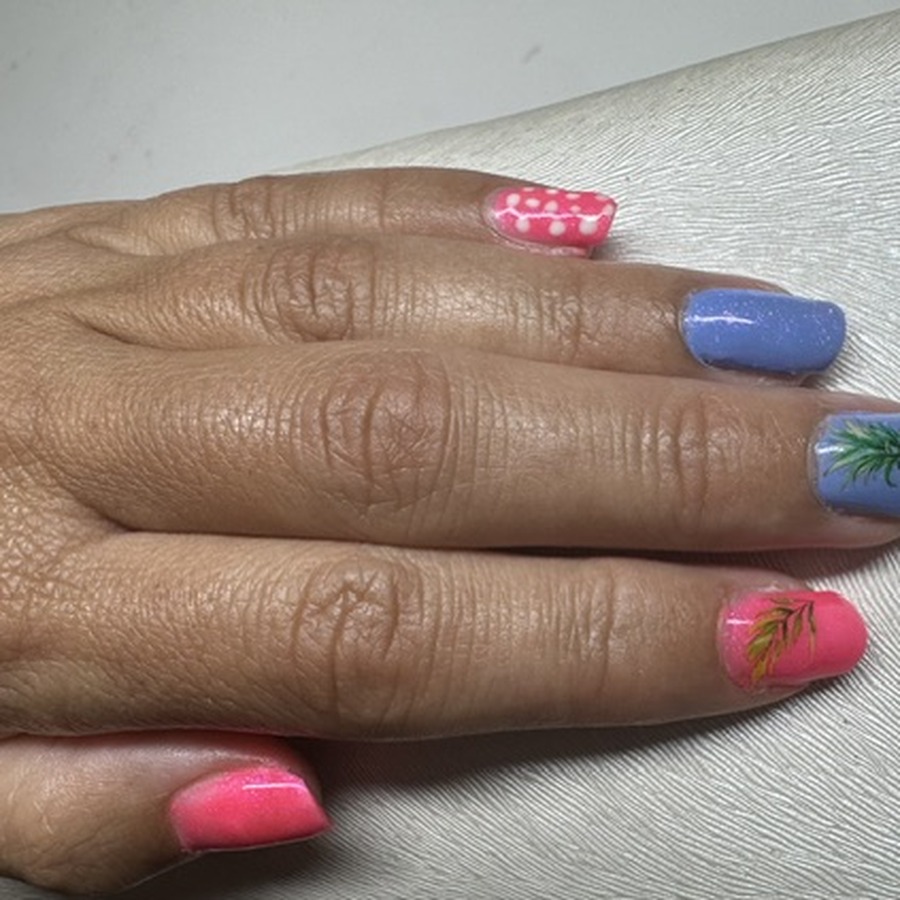 Nailart met een zonnebloem uit nagelstudio Choose Your Nails in Hilversum