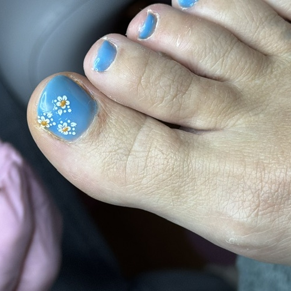 Blauwe teennagels met bloemetjes, nagelstudio Choose Your Nails in Hilversum