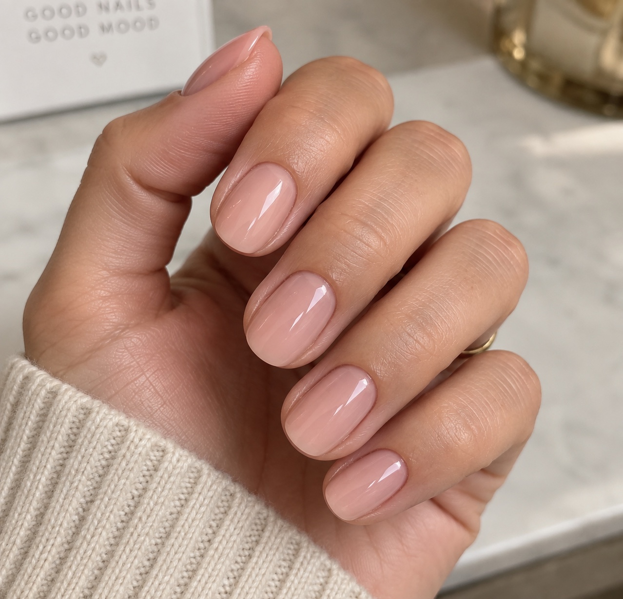 Verzorgde handen met natuurlijke nagels na een manicure, nagelstudio Choose Your Nails in Hilversum